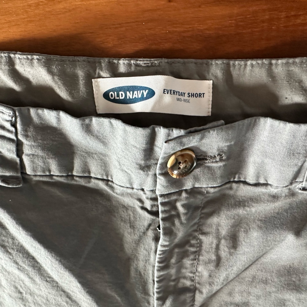 Old Navy Gray Mid Rise Everyday Shorts size 20 - Picture 3 of 4